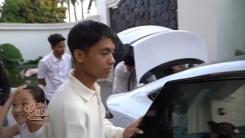 7 Potret Kebahagiaan Betrand Peto Dapat Mobil Listrik Mewah dari Ruben Onsu untuk Kuliah