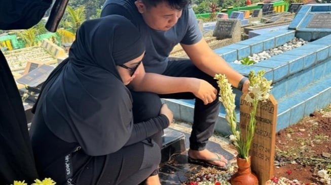 Potret Keluarga Ayu Ting Ting Ziarah ke Makam Baby Zoltan (Instagram/syifaasyifaaa)