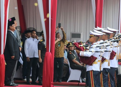 FOTO: Meriahnya Pelepasan Presiden Prabowo di Kemenhan, Diwarnai Senyum Semringah Titiek Soeharto