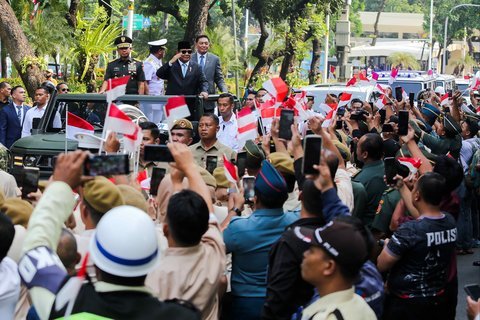 FOTO: Meriahnya Pelepasan Presiden Prabowo di Kemenhan, Diwarnai Senyum Semringah Titiek Soeharto