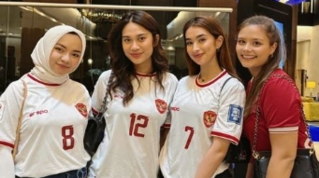 WAGs Timnas Indonesia Azizah Salsha, Noa van Der Hoeven, Rismahani dan Nadia Raisya. (Instagram/@arhanazizah.reliable)