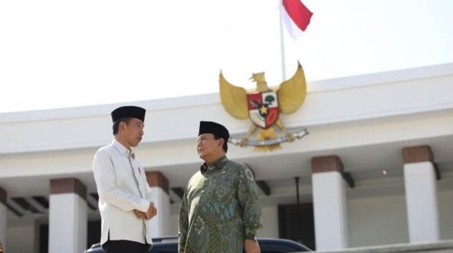 Prabowo Subianto saat mendampingi Jokowi kunjungan kerja di IKN. [Ist]