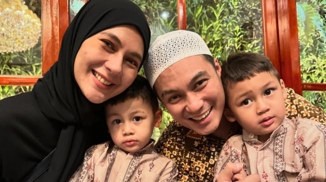 Baim Wong, Paula Verhoeven bersama dua putra mereka Kiano dan Kenzo Wong. [Instagram/@baimwong]