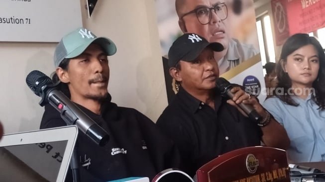 Umar Badjideh (topi hitam) dan Martin Badjideh saat konferensi pers di Polres Metro Jakarta Selatan pada Senin (7/10/2024). [Artis-Seleb/Rena Pangesti]